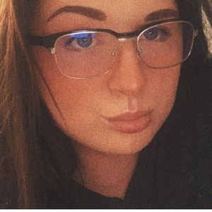 Meet your Posher, Larissa